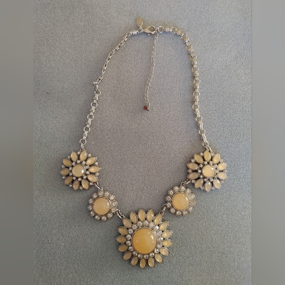 Lia Sophia chunky flower necklace - Picture 2 of 3